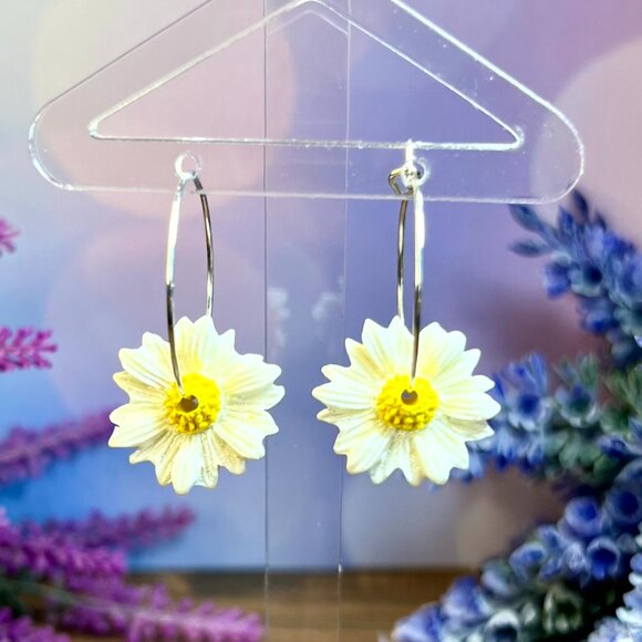 White handmade  polymer clay daisy earrings - Picture 1 of 1